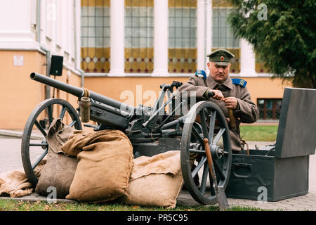 Gomel, Belarus - November 7, 2017: White Guard Artilleristen bereitet eine Waffe für den Kampf mit der Roten Armee. Wiederaufbau der Sozialistischen Oktober Re Stockfoto