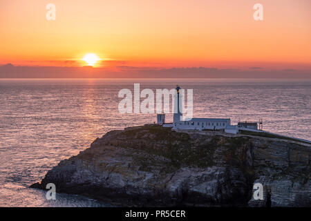 Sonnenuntergang am South Stack Leuchtturm auf Anglesey in Wales - Vereinigtes Königreich Stockfoto