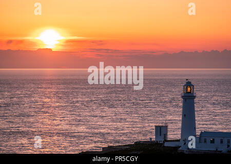 Sonnenuntergang am South Stack Leuchtturm auf Anglesey in Wales - Vereinigtes Königreich Stockfoto