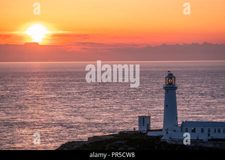 Sonnenuntergang am South Stack Leuchtturm auf Anglesey in Wales - Vereinigtes Königreich Stockfoto