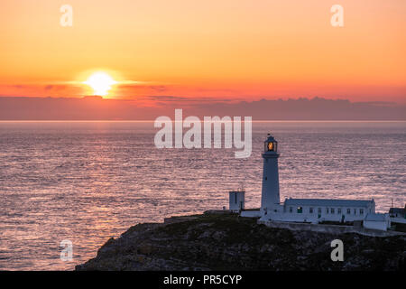 Sonnenuntergang am South Stack Leuchtturm auf Anglesey in Wales - Vereinigtes Königreich Stockfoto