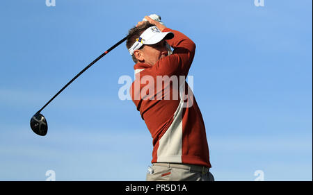 Das Team Europa Ian Poulter auf der 7 T-Stück während des Fourballs Match an Tag zwei des Ryder Cup bei Le Golf National, Saint-Quentin-en-Yvelines, Paris. Stockfoto