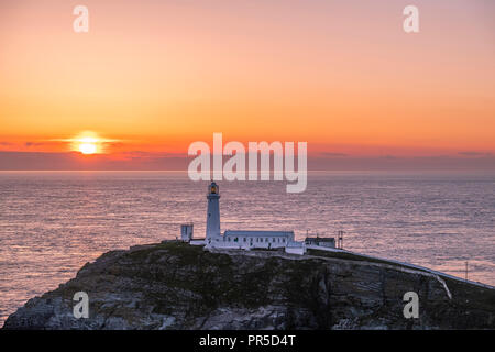 Sonnenuntergang am South Stack Leuchtturm auf Anglesey in Wales - Vereinigtes Königreich Stockfoto