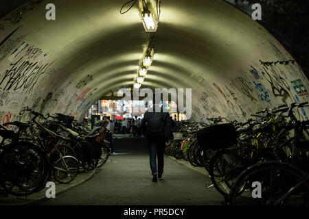 Mann, Tunnel, Shibuya-Ku, Tokio, Japan Stockfoto