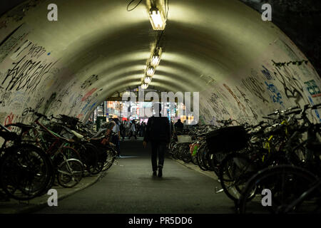 Mann, Tunnel, Shibuya-Ku, Tokio, Japan Stockfoto