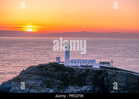 Sonnenuntergang am South Stack Leuchtturm auf Anglesey in Wales - Vereinigtes Königreich Stockfoto