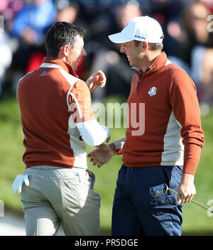 Das Team Europa Sergio Garcia feiert sein Birdie auf der 11 Mit dem Team Europa Rory McIlroy während der FOURBALLS Match an Tag zwei des Ryder Cup bei Le Golf National, Saint-Quentin-en-Yvelines, Paris. Stockfoto