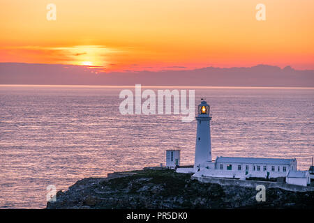 Sonnenuntergang am South Stack Leuchtturm auf Anglesey in Wales - Vereinigtes Königreich Stockfoto