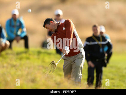 Das Team Europa Rory McIlroy Chips vom rauhen während der FOURBALLS Match an Tag zwei des Ryder Cup bei Le Golf National, Saint-Quentin-en-Yvelines, Paris. Stockfoto