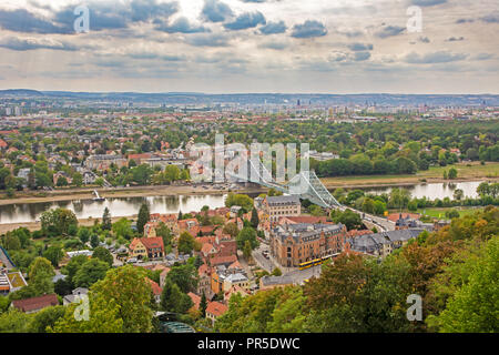 DRESDEN, Deutschland - 21. August: Luftaufnahme über Dresden, BRONCHIAL am 21. August 2018. Blick von Loschwitz auf die berühmte Brücke "Blaues Wunder (Blu Stockfoto