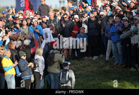 Das Team USA Patrick Reed spielt aus der Masse während des Fourballs Match an Tag zwei des Ryder Cup bei Le Golf National, Saint-Quentin-en-Yvelines, Paris. Stockfoto