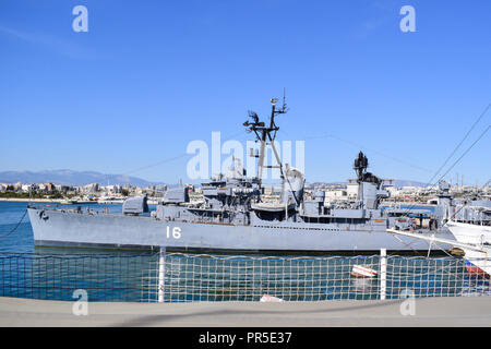 Marina Flisvos, Athen - 2. April 2017: Velos Zerstörer und Museum als von averof Schlachtschiff gesehen Stockfoto