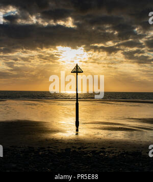 Sonnenuntergang am Strand in Borth, Ceredigion Wales Stockfoto