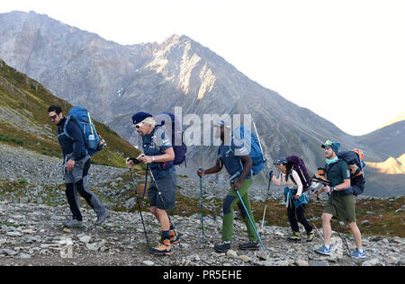 Sir Richard Branson (Zweite links), sein Sohn Sam Branson (rechts) und ehemaligen Bandenführer Karl Lokko (Mitte), der Mont Blanc in den Alpen auf der letzten Stufe der Jungfrau Bemühen Herausforderung zu klettern. Stockfoto