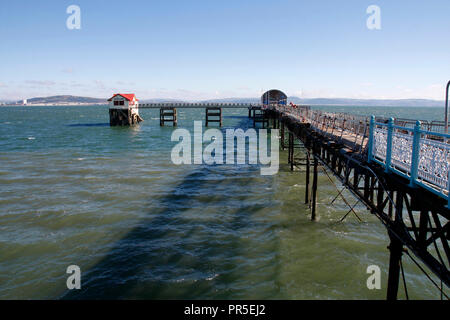 Mumbles Pier unter Renovierung mit den alten und neuen RNLI lifeboat Station, Swansea, South Wales, Großbritannien Stockfoto