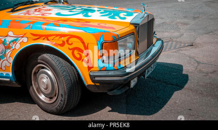 Malte Rolls-Royce Autos ähnlich wie John Lennons psychedelischen Sgt. Pepper's Lonely Hearts Club Band Phantom Rolls-Royce von 1965 Stockfoto