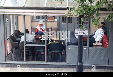 London, Großbritannien - 27 August, 2018: die Menschen Kaffee und raucht eine Shisha Stockfoto