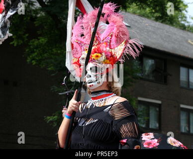 London, Großbritannien - 27 August 2018: Notting Hill Carnival Frau mit Sugar Skull Make-up Stockfoto