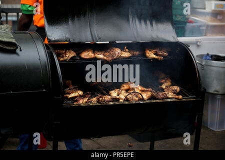 Nahaufnahme von saftigen Huhn auf einer offenen Flamme Grill zubereitet Stockfoto
