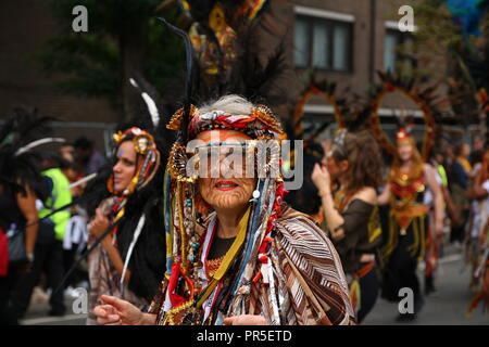 London, Großbritannien - 27 August 2018: Notting Hill Carnival alte Dame im Karneval Kostüm Stockfoto