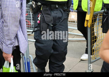 In der Nähe von Polizei duty Gürtel mit Handschellen und CS-Gas spray Stockfoto