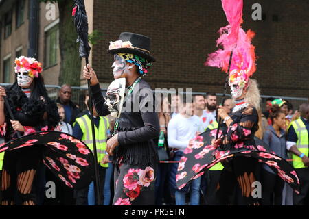 London, Großbritannien - 27 August 2018: Notting Hill Carnival Teilnehmer tragen Sugar Skull Make-up Während der Dia de los Muertos Stockfoto