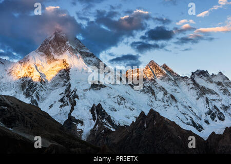 Masherbrum peak (K1) und Mandu Peak bei Sonnenaufgang von Goro II Camp, Pakistan Stockfoto