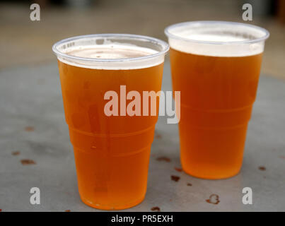 Zwei pint Gläser köstliche gestaltete IPA Bier flache Tiefenschärfe Stockfoto