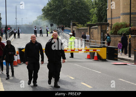 London, Großbritannien - 27 August 2018: Notting Hill Karneval Polizei Barrikade der Straße Stockfoto