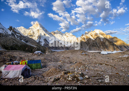 Masherbrum (K1), Yermanendi Kangri, Mandu und Urdukas Peaks von Goro II Campingplatz bei Sonnenaufgang, Karakorum, Pakistan Stockfoto