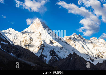 Masherbrum (K1) und Yermanendi Kangri von Goro II Campingplatz, Karakorum, Pakistan Stockfoto