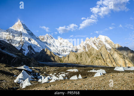 Masherbrum (K1), Mandu und Urdukas Peaks von Goro II Campingplatz, Karakorum, Pakistan Stockfoto