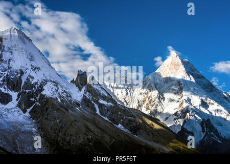 Masherbrum (K1) und Yermanendi Kangri von Goro II Campingplatz, Karakorum, Pakistan Stockfoto