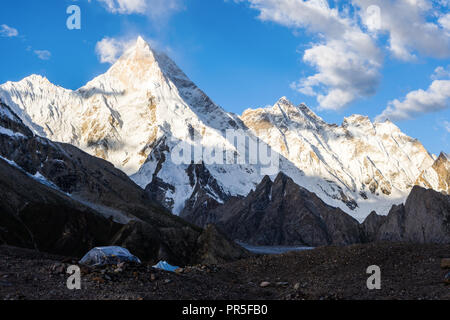 Masherbrum peak (K1) von Goro II Camp, Pakistan Stockfoto