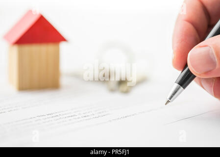 Nahaufnahme des unterzeichnen Vertrag von Haus Verkauf. Stockfoto