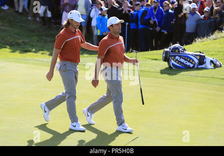 Das Team Europa Tommy Fleetwood (links) und Francesco Molinari während der viererspiele Match an Tag zwei des Ryder Cup bei Le Golf National, Saint-Quentin-en-Yvelines, Paris. Stockfoto