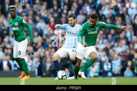 Von Manchester City Bernardo Silva (Mitte) im Kampf um den Ball mit Brighton & Hove Albion Jurgen Locadia (rechts) während der Premier League Match an der Etihad Stadium, Manchester. Stockfoto