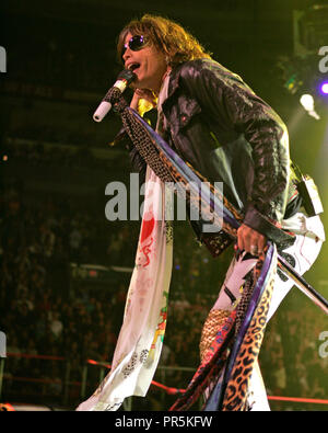 Steven Tyler von Aerosmith führt im Konzert an die Bank Atlantic Center in Sunrise, Florida, am 19. Januar 2006. Stockfoto