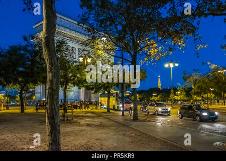 Paris, Frankreich, 5. August 2018: Menschen und Verkehr, der durch den Arc de Triomphe du Carrousel in Paris Frankreich in der Nacht mit dem Eiffelturm im b Stockfoto