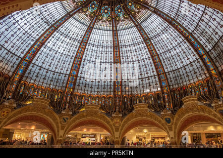 Paris, Frankreich, 7. August 2018: Innenansicht des Galeries Lafayette am Boulevard Haussmann, einem Pariser Einkaufszentrum auf dem Boulevard Haussmann entfernt. Die offene Stockfoto