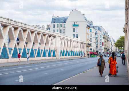 Paris, Frankreich - 8 August, 2018: die Menschen zu Fuß entlang einer Brücke auf der Rue Lafayette, oberhalb der Eisenbahnen der Gare de l'Est Stockfoto