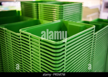Grün Kunststoff home Container Tower bei Store Stockfoto