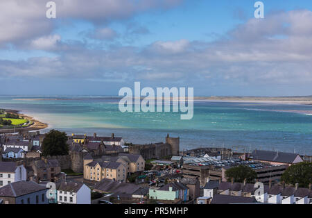 Stadt Caernarfon, Gwynedd, North Wales, UK. Blick von Twthill Stockfoto