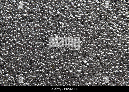 Chaotisch geformte Aluminiumperlen, die in Heizbädern verwendet werden Stockfoto