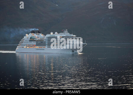 Das Kreuzfahrtschiff, Seabourn Ovation, Segel durch die Lauksundet, in der Nähe von Skjervøy, nördlich des Norwegischen Polarkreises bei Sonnenuntergang. Stockfoto