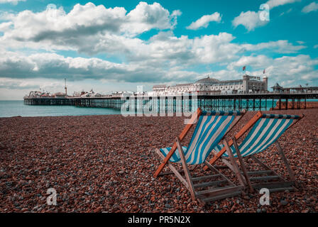 Leere Liegestühle am Strand, Brighton, Sussex, Großbritannien Stockfoto