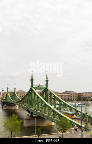 Budapest, Ungarn - 24. April Freiheit oder Freiheit Brücke über die Donau mit Copyspace am 24. April 2018 in Budapest. Stockfoto