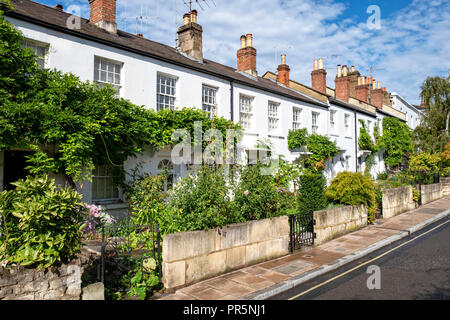 Typische englische Reihe von terrassenförmig angelegten Cottages in Richmond London Stockfoto