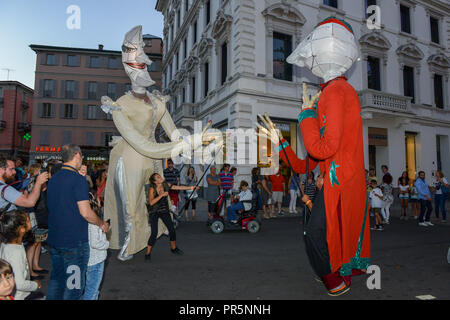 Lugano, Schweiz - 15 Juli 2016 - riesige Marionetten comedians Caramantran am Buskers Festival in Lugano, Schweiz Stockfoto