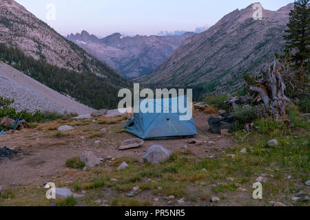 Sonnenaufgang Blick über Palisade Creek Valley mit des Teufels Felsen im Hintergrund. John Muir Trail/Pacific Crest Trail; Sequoia Kings Canyon Wilderness Stockfoto